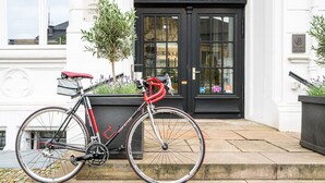 Un vélo est garé devant un immeuble sur lequel on peut lire l’inscription « BIELEFELDER HOF ».
