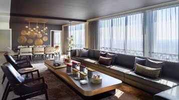 Hypo-allergenic bedding, in-room safe, desk, laptop workspace