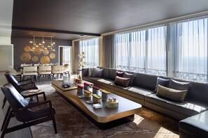 Hypo-allergenic bedding, in-room safe, desk, laptop workspace - Atlanta Marriott Marquis (Atlanta)