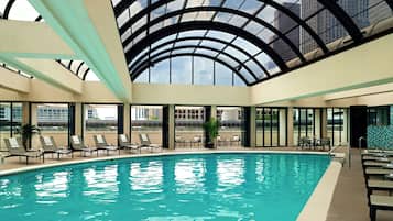 Piscine couverte, piscine extérieure, cabanons gratuits, chaises longues