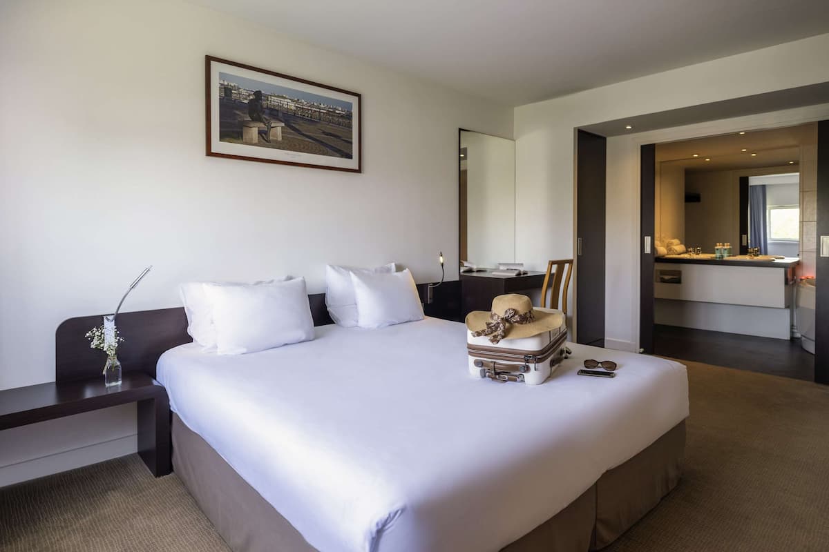 Suite, 1 King-Bett | Hochwertige Bettwaren, Zimmersafe, Schreibtisch, Verdunkelungsvorhänge