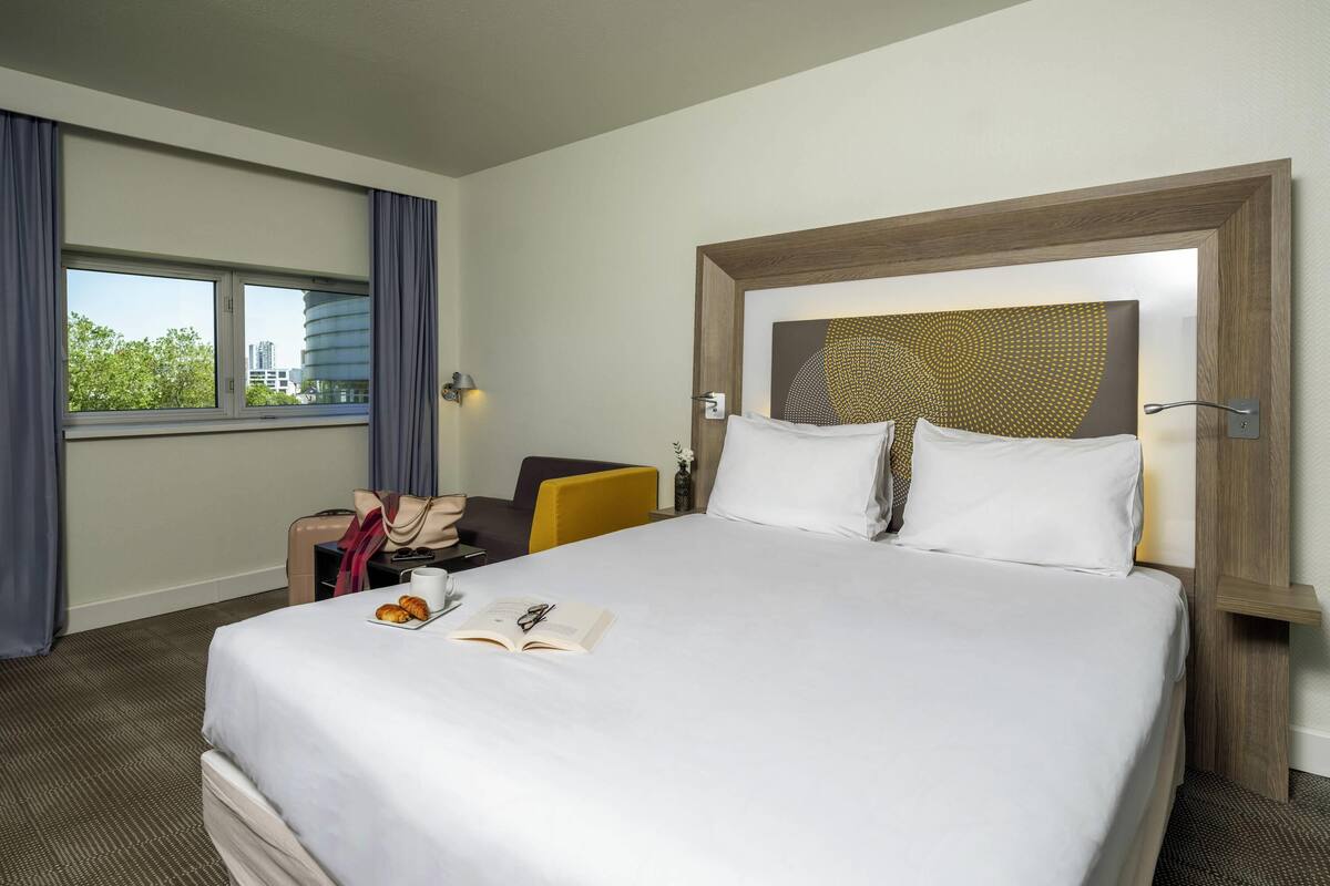 Habitación ejecutiva doble, 1 cama doble | Ropa de cama de alta calidad, caja fuerte, escritorio y cortinas opacas