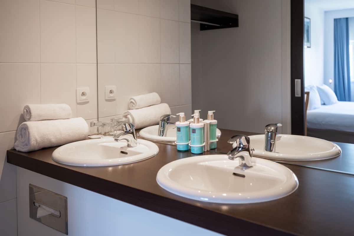 suite, 1 king bed | bathroom | eco-friendly toiletries, hair dryer, towels