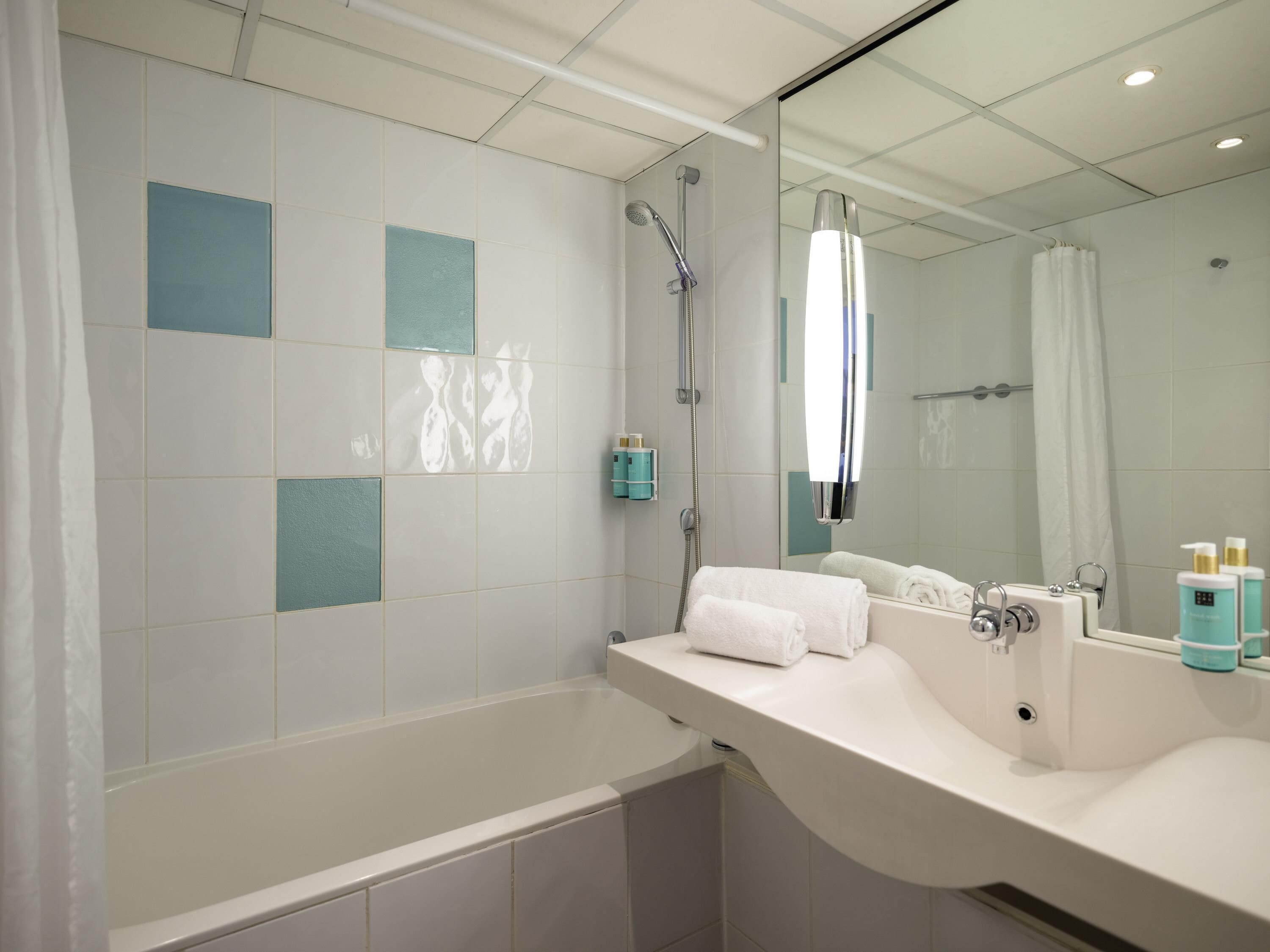 Ylelliset vuodevaatteet, tallelokero huoneessa, työpöytä, pimennysverhot