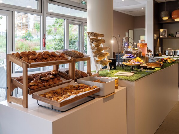 Daily buffet breakfast (EUR 20.50 per person)