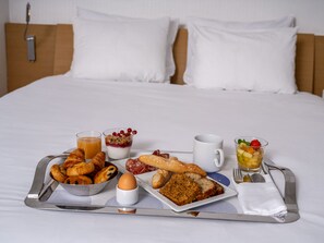 Classic-Doppelzimmer, 1 Doppelbett und Schlafsofa | Hochwertige Bettwaren, Zimmersafe, Schreibtisch, Verdunkelungsvorhänge