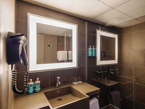 Habitación doble ejecutiva, 1 cama matrimonial | Ropa de cama de alta calidad y caja de seguridad en la habitación 