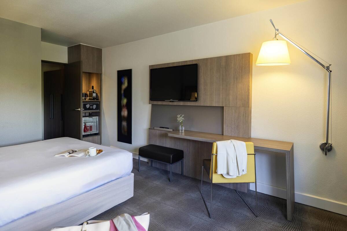 Habitación doble superior, 1 cama doble con sofá cama | Ropa de cama de alta calidad, caja fuerte, escritorio y cortinas opacas