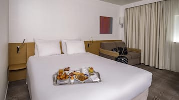 Premium bedding, in-room safe, desk, blackout drapes