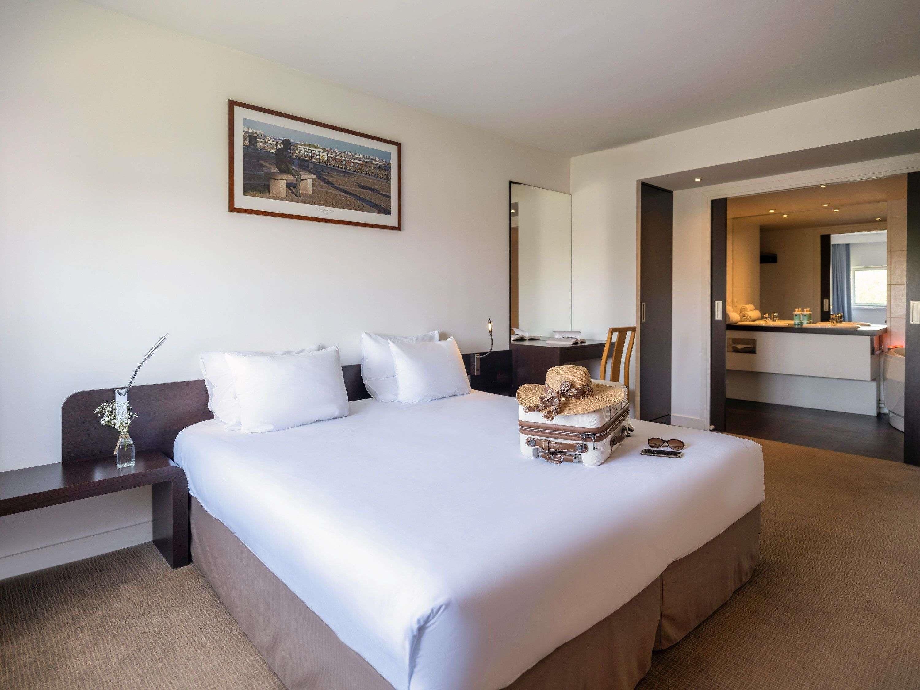 Premium bedding, in-room safe, desk, blackout drapes