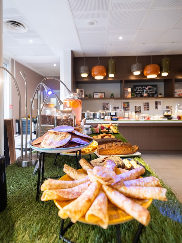 Daily buffet breakfast (EUR 20.50 per person)