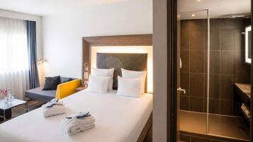 Executive Double Room, 1 Double Bed | Premium bedding, in-room safe, desk, blackout drapes