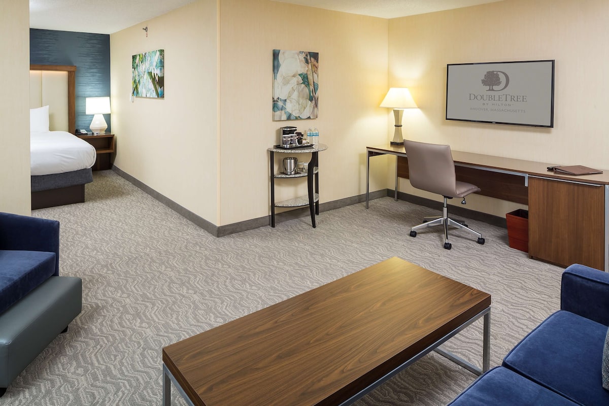 1 KING BED 2 ROOM SUITE | Premium bedding, pillowtop beds, in-room safe, desk