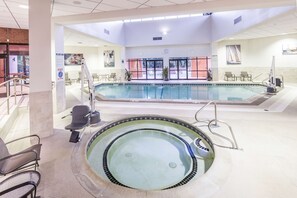 Una piscina cubierta, sombrillas, tumbonas