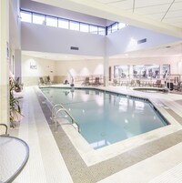 Piscina interna, guarda-sóis, espreguiçadeiras