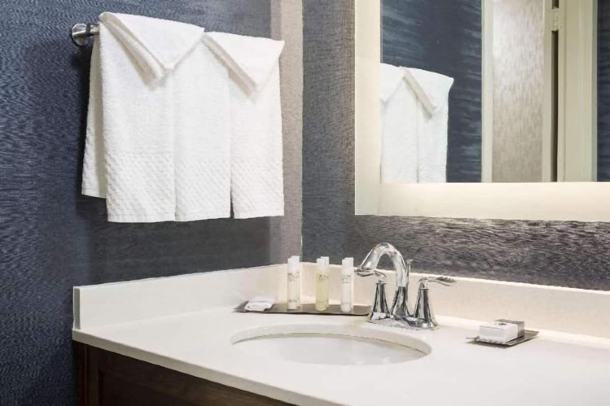 Kombinasi shower/bathtub dan bathtub besar