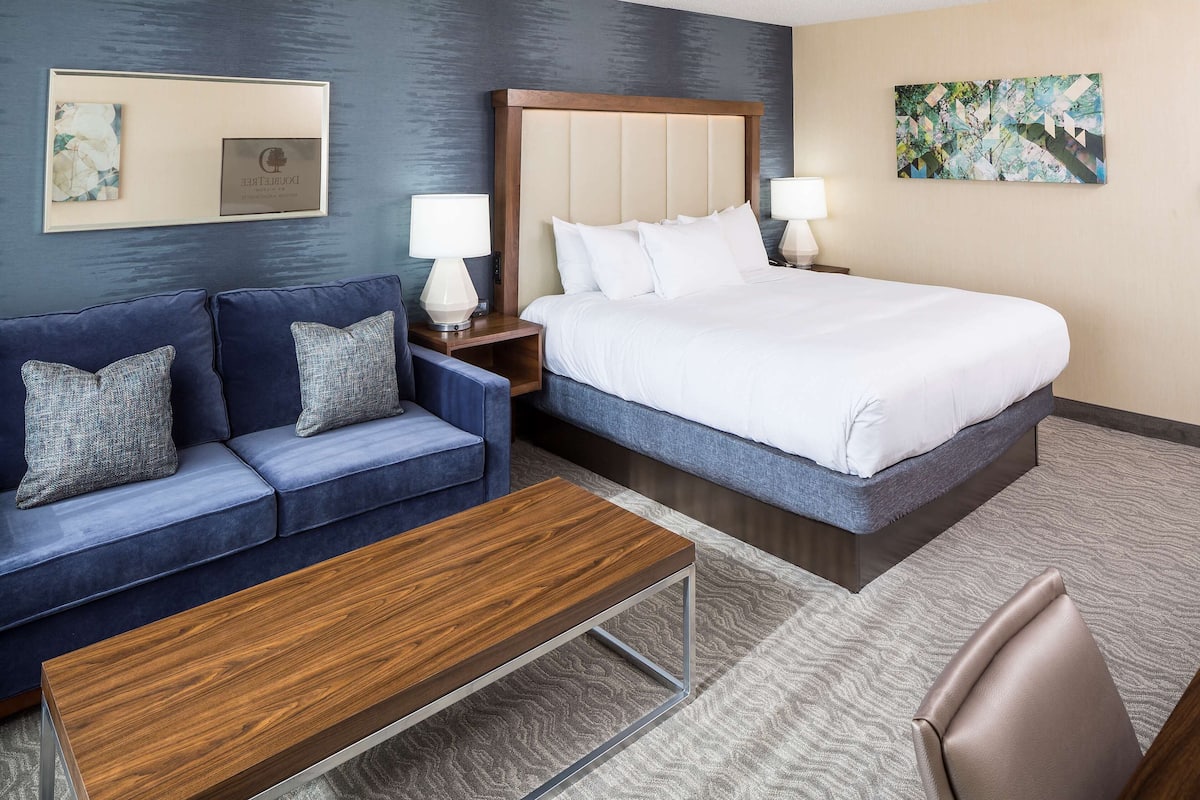 Premium bedding, pillowtop beds, in-room safe, desk
