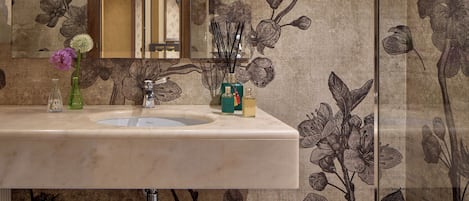 Un baño con un espejo grande, un lavabo y una zona de ducha.