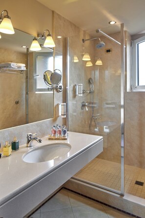 Amenidades de baño gratuitas, secadora de cabello, pantuflas, bidet 