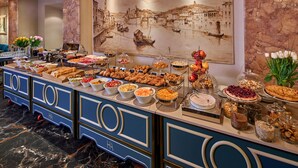 A buffet with various food items and a mural of a cityscape. - Hotel Accademia (Verona)