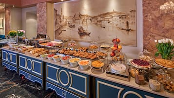 Desayuno buffet diario (EUR 20 por persona)