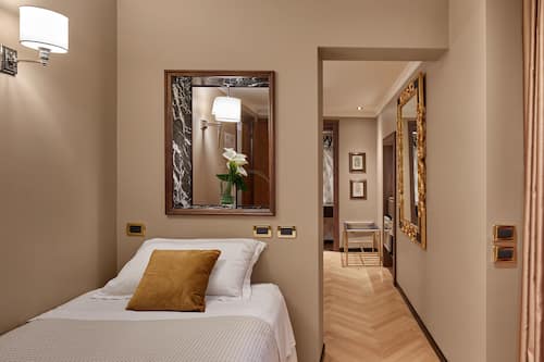 Superior eenpersoonskamer | Luxe beddengoed, een minibar, een kluis op de kamer, een bureau