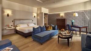 A modern hotel room with a bed, sofa, desk, and dining table. - Hotel Accademia (Verona)