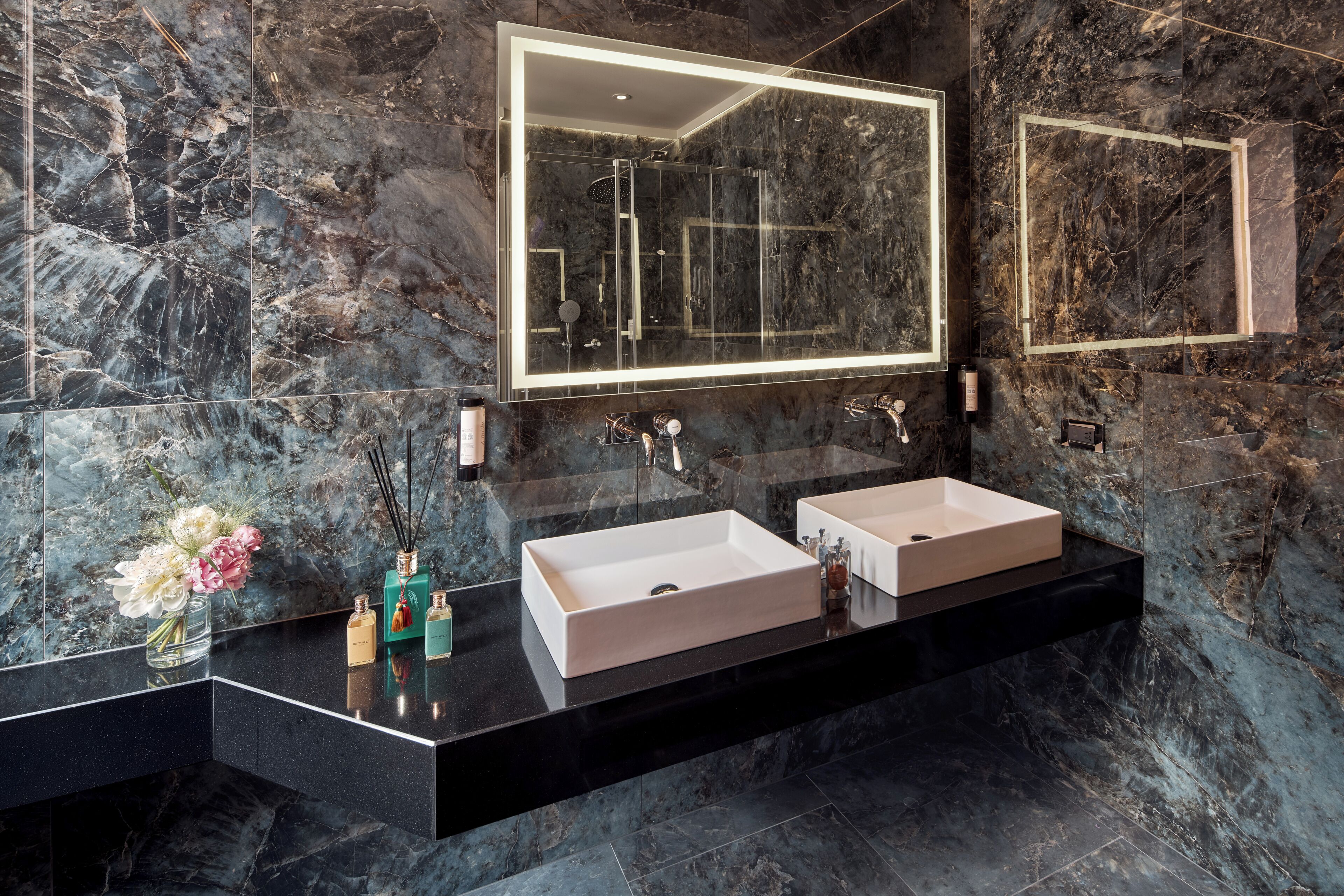 Junior Suite | Bathroom | Free toiletries, hair dryer, slippers, bidet