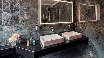Junior Suite | Bathroom | Free toiletries, hair dryer, slippers, bidet