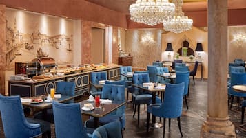 Colazione a buffet, servita tutte le mattine (20 EUR a persona)