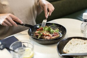 Alimentos y bebidas