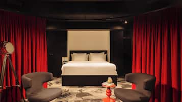 Suite (1 Double Bed 4 Twin Beds) | Een kluis op de kamer, een bureau, een laptopwerkplek