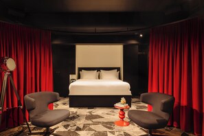 Suite (1 Double Bed 4 Twin Beds) | Safe på rommet, skrivebord, skrivebord for bærbar PC og lydisolert