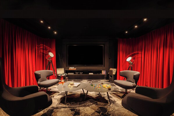 Suite (1 Double Bed 4 Twin Beds) | In-room safe, desk, laptop workspace, soundproofing - Leonardo Hotel Rotterdam Savoy (Rotterdam)