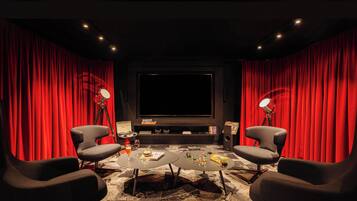 Suíte (1 Double Bed 4 Twin Beds) | 1 quarto, cofres nos quartos, escrivaninha