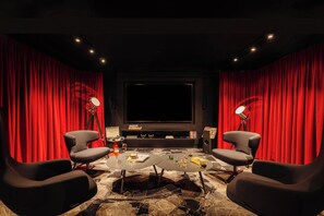 Suite (1 Double Bed 4 Twin Beds) | Una cassaforte in camera, una scrivania, postazione laptop