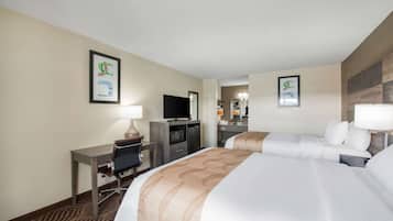 Una habitación de hotel con una cama grande, un escritorio con una silla, un televisor y un espejo.