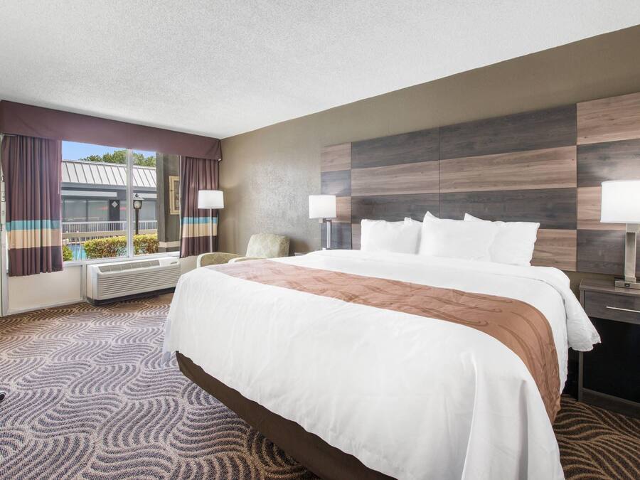 Sengetøy av topp kvalitet, safe på rommet og skrivebord