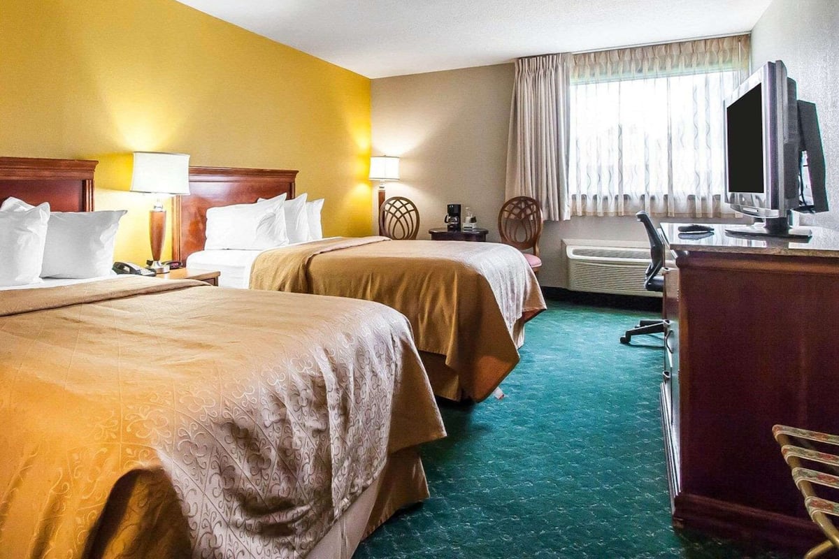 Habitación estándar, 2 camas dobles, no fumadores | Tabla de planchar con plancha, cunas gratuitas, wifi gratis