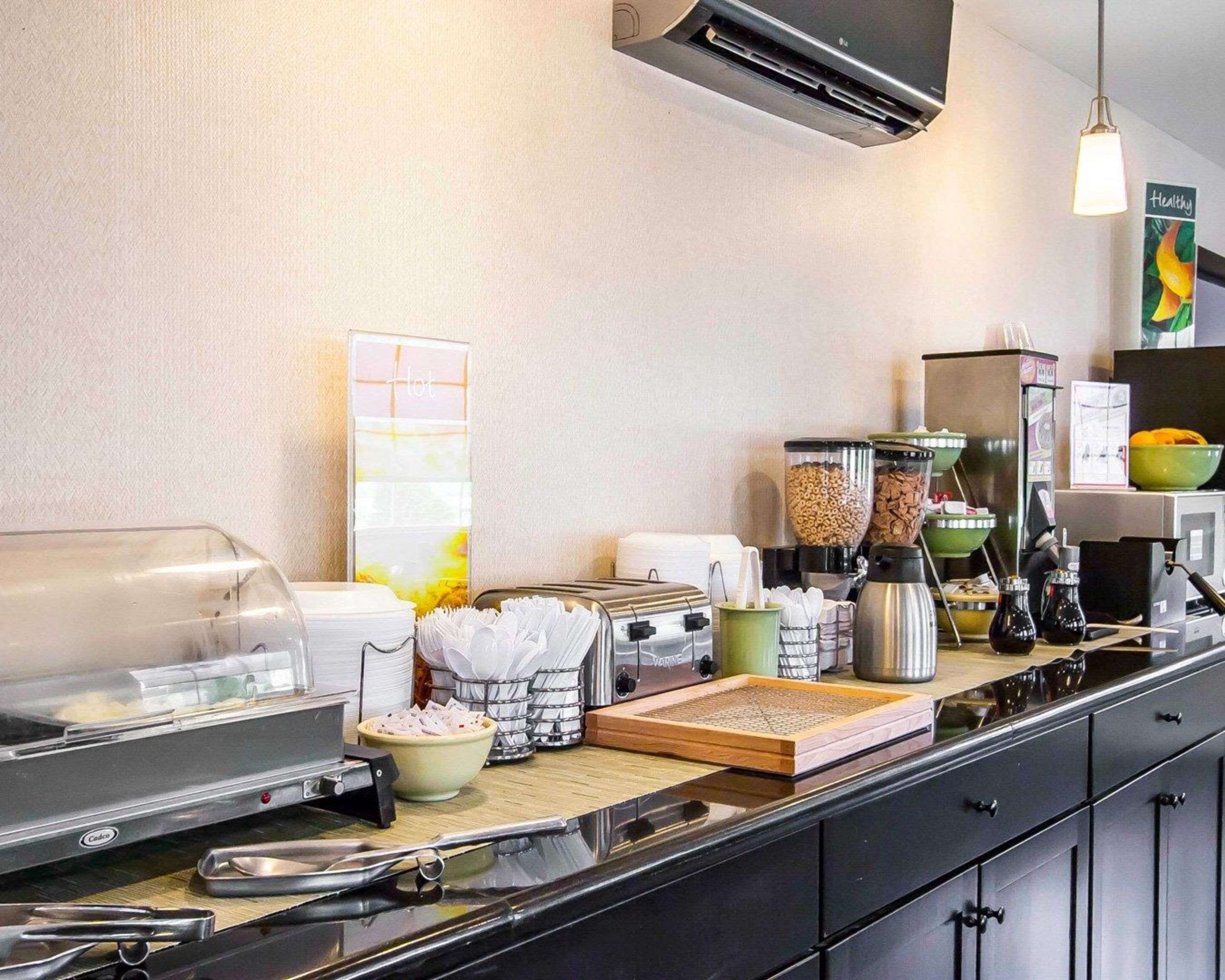 Una mesa de buffet con diversos alimentos y utensilios.
