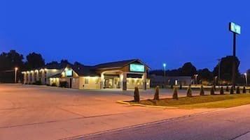 Fassade der Unterkunft – Abend/Nacht