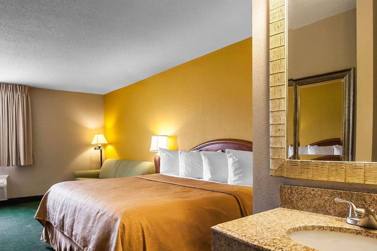 Habitación, 1 cama de matrimonio grande, accesible para personas con discapacidad, no fumadores | Tabla de planchar con plancha, cunas gratuitas, wifi gratis