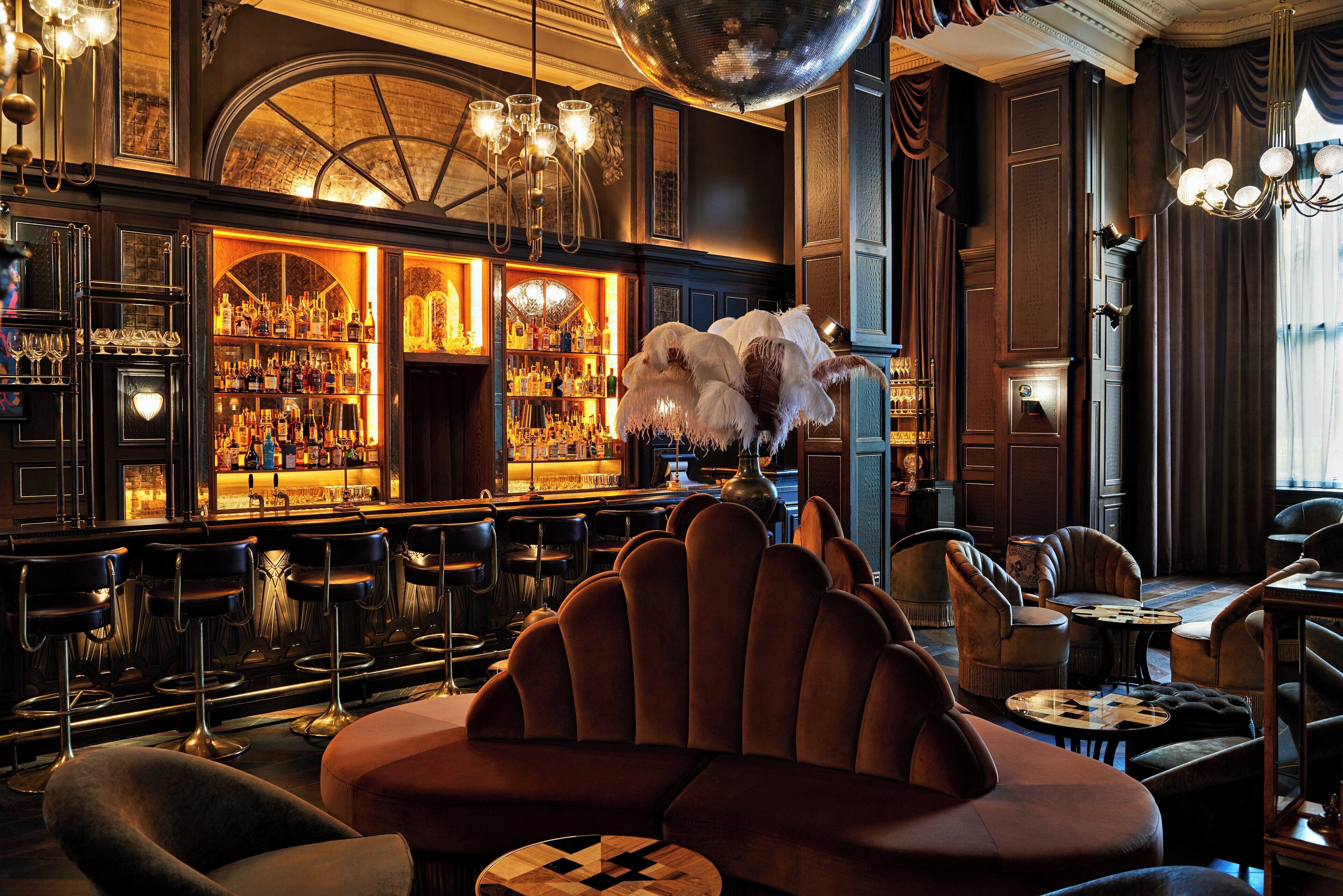 2 bars/lounges, cocktail bar