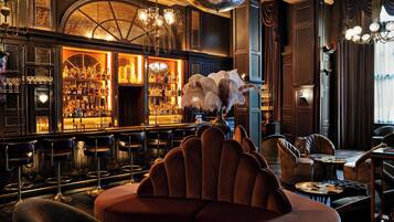 2 bars/lounges, cocktail bar