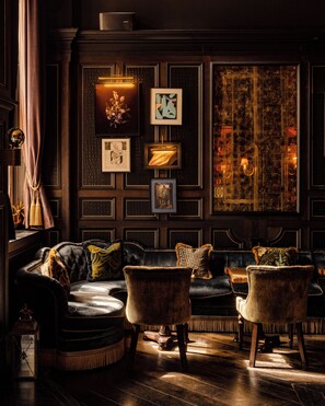 2 bars/lounges, cocktail bar