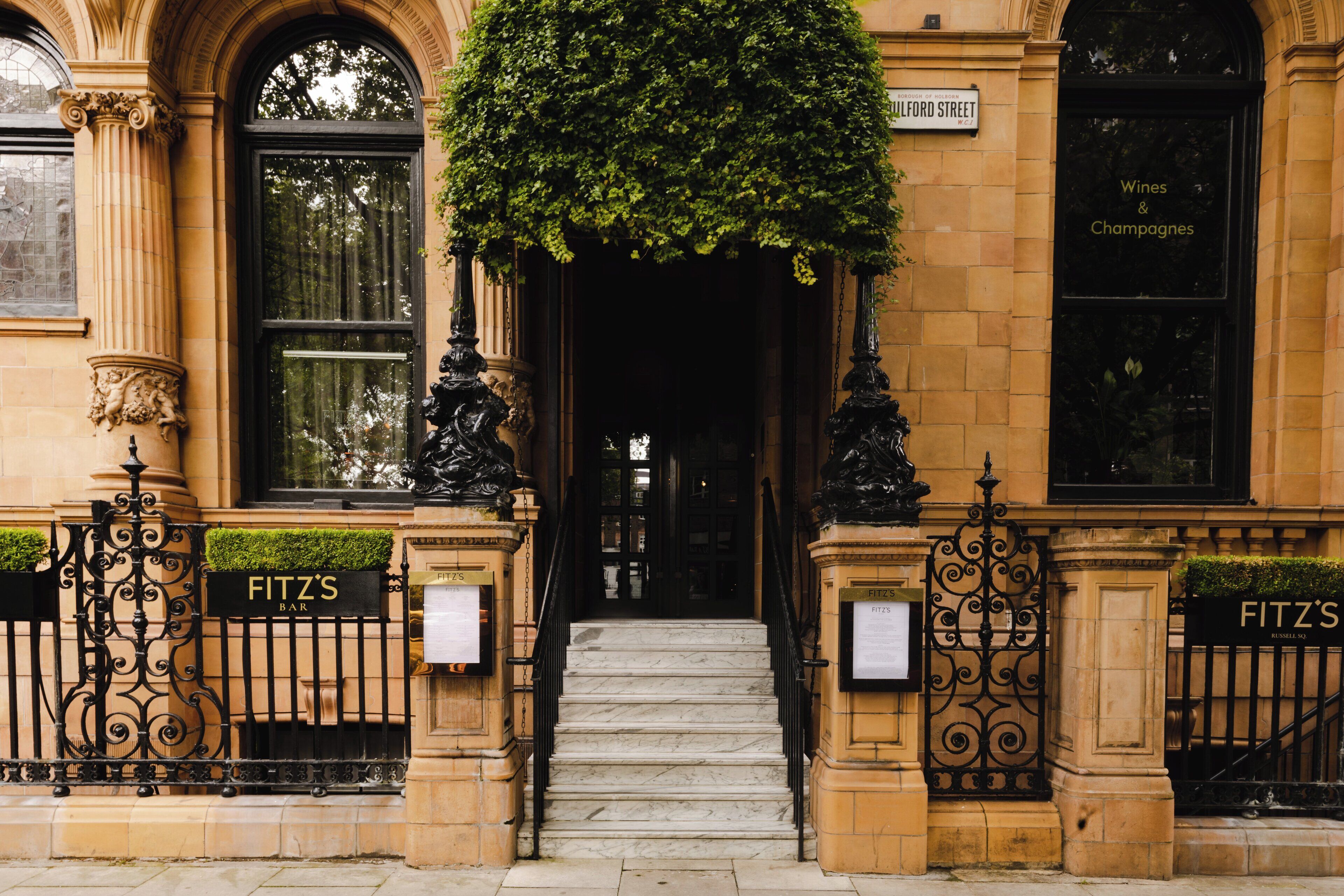 2 bars/lounges, cocktail bar