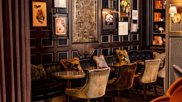 2 bars/lounges, cocktail bar