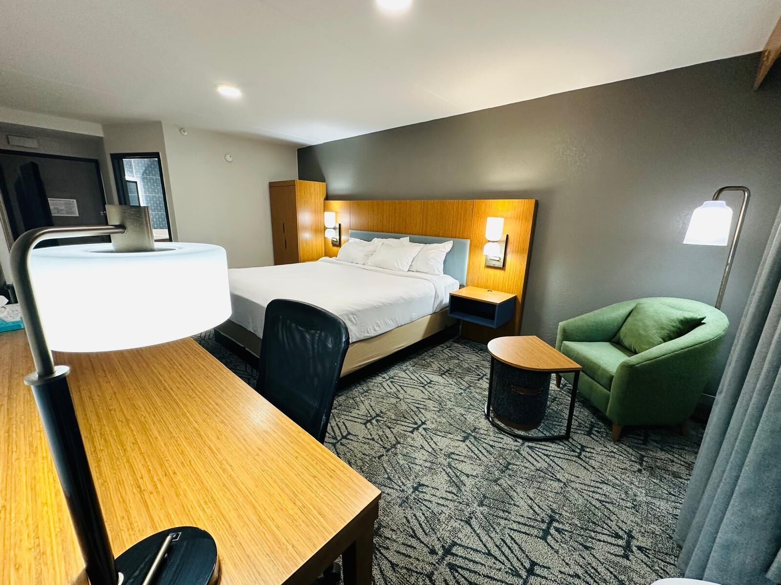 客房, 1 张特大床, 无烟房 | 高档床上用品、客房内保险箱、办公桌、熨斗/熨板