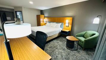 客房, 1 张特大床, 无烟房 | 高档床上用品、客房内保险箱、办公桌、熨斗/熨板