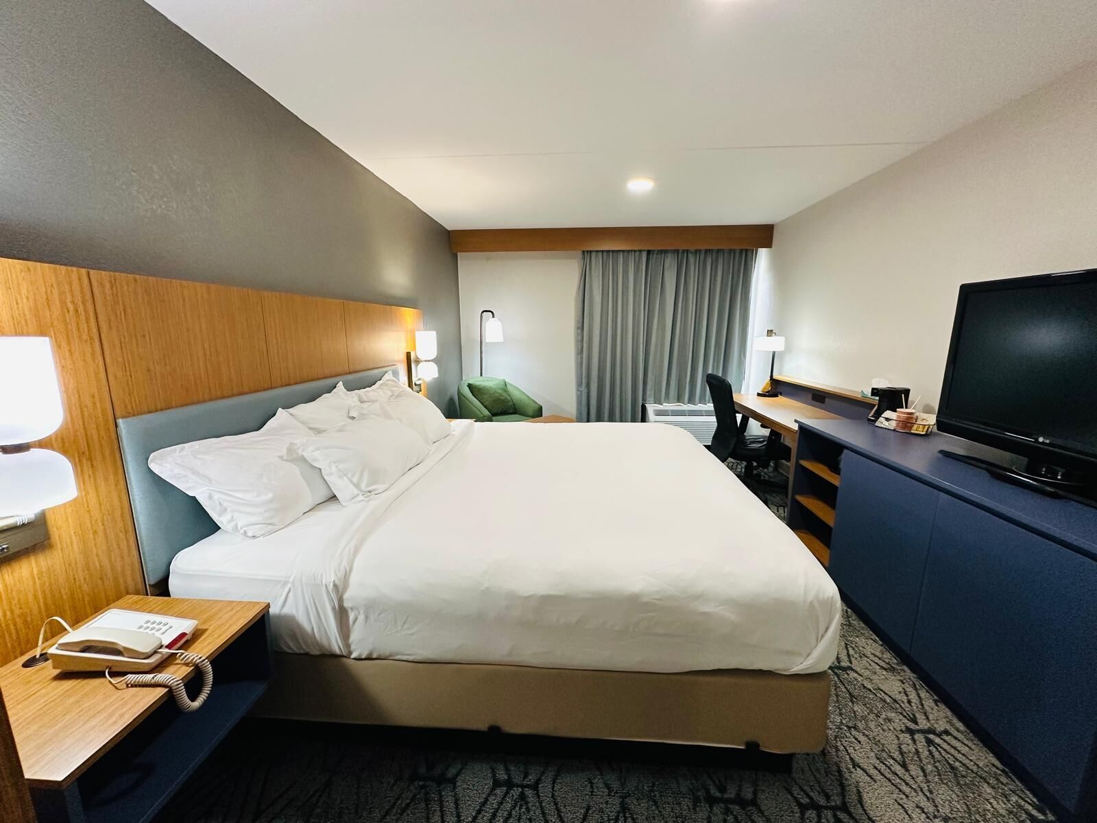 Room, 1 King Bed, Non Smoking | Premium bedding, in-room safe, desk, iron/ironing board